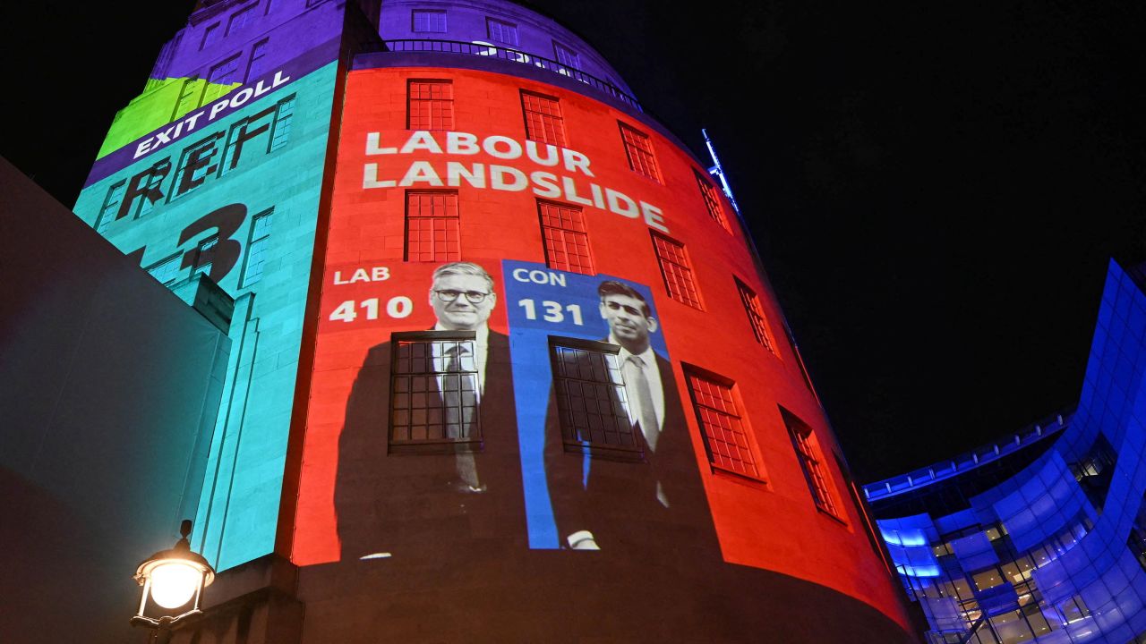 Results of a British general election exit poll are projected onto the BBC Broadcasting House in London, Britain, July 4, 2024. Jeff Overs/BBC/Handout via REUTERS THIS IMAGE HAS BEEN SUPPLIED BY A THIRD PARTY. NO RESALES. NO ARCHIVES. MANDATORY CREDIT. NOT FOR USE MORE THAN 21 DAYS AFTER ISSUE